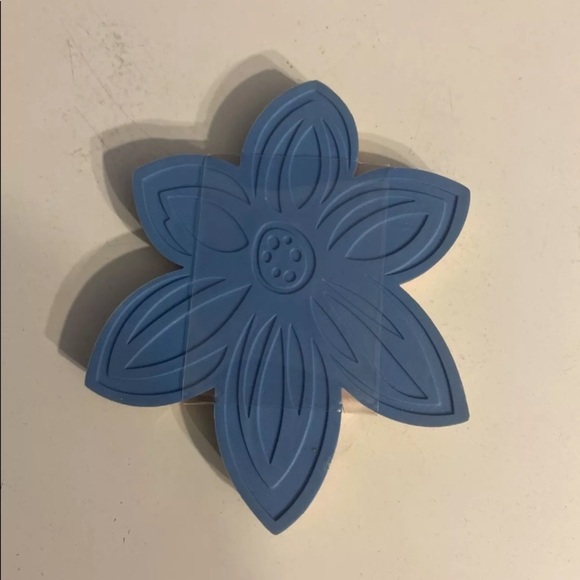 COASTER SOLID SILICONE 4 COLORS GREAT
LOOKING DRINKS WON'T SLIDE. - Picture 1 of 3